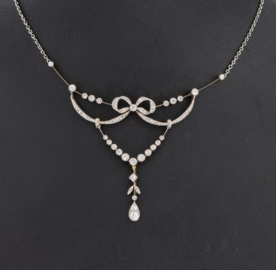18 kt Gold Diamant-Collier, um 1910, GG 750/000, Mittelteil schauseitig Platin, in sich bewegl., mit Schleife, Girlanden und bewegl. Abhängung, 68 ...