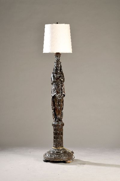 Stehlampe, deutsch, um 1910, Holz geschnitzt mit vollplastischer antiker Frauenfigur mit vor der Brust gekreuzten Armen, Elektr. nicht geprüft, ...