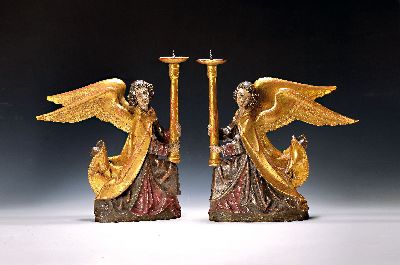 Paar Engelsleuchter, Oberammergau, 1970/80er -Jahre, Holz, vollplastisch geschnitzt, farbig und gold gefasst, in der Manier des 13 ./14. Jh., ...