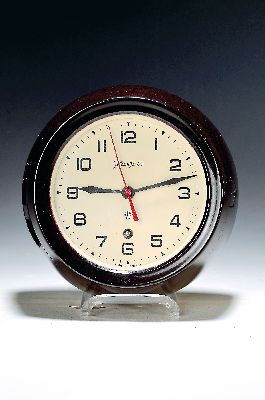 Schiffsuhr, Marke Glashütte, Bakelitgehäuse, Glasdeckel (zu öffnen mit Uhrschlüssel, dieser fehlt), Zifferblatt farblich gefasst, Zentralsekunde ...