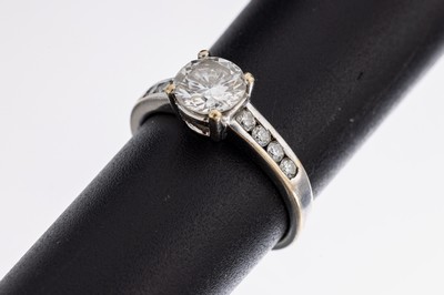 18 kt Gold Brillant Ring, WG 750/000, 1 Brillant ca. 0.85 ct Weiß/vs2, seitl. flank.von 8 Brillanten zus. ca. 0.08 ct Weiß/si, ca.2.9 g, RW 50