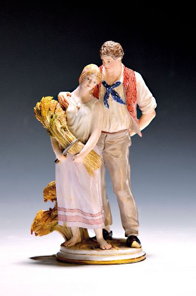 Porzellanfigur "Ländliche Liebe", Meissen, Entwurf Gustave Deloy, 1895-95, Modellnr. P164, Bauernpaar mit Ähren, bunt bemalt, an den ...