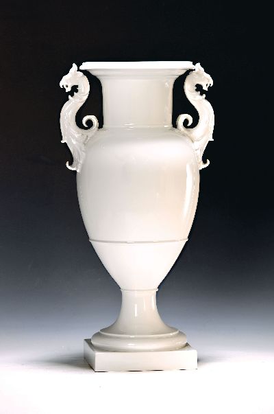 Große Doppelhenkelvase, KPM Berlin, 20.Jh., Weißporzellan, Doppelhenkel in Form klassizistischer Greifen, H. 51 cm