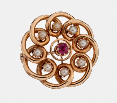 14 kt Gold Rubin-Perl-Brosche, Rose G 585/000, um 1900, in sich gedrehte runde Form, mittig Rubinsynthese, 8 Flußperlchen, total ca. 5.5 g, D ca. ...