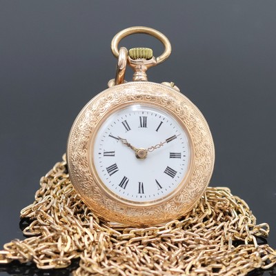Offene Damentaschenuhr in RoseG 585/000 mit vergoldeter Kette, Schweiz um 1900, grav. Geh. dell., Metallcuvette, Emailzifferbl. m. röm. Zahlen, ...
