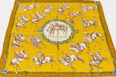 HERMES Carree, 100% Seide, Le Nouveau Manege de Jean Elie Ridinger 1734, curryfarb. Grund mit umlaufendem grünen Zopfmuster, div. Pferde mit ...