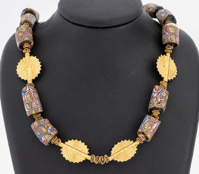 Millefiori-Collier, um 1900, Murano, für den afrikanischen Markt, längliche Tonnen,Monturen Metall vergoldet, Schraubschließe, L. ca. 58 cm