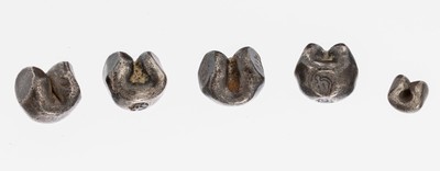 Thailändisches Kugelgeld, Pot Duang, Siam Mitte 19.Jh., es wurde ein genau ausgewogener Silberbarren zu einer Kugel gefaltet und dann punziert, ...