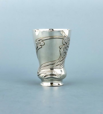 Massiver Becher, deutsch, Bruckmann & Söhne, Heilbronn, um 1900, reiner Jugendstil, aufgelegte Blüte, rs. Inschrift von 1902, ca. 170 g, H. ca. 10 ...
