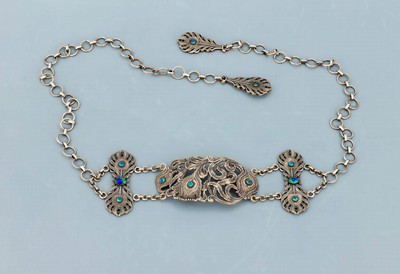 Gürtel, Jugendstil, um 1900, Metall versilbert, Glascabochons an Pfauenaugen erinnernd, stilrein, L. ca. 110 cm