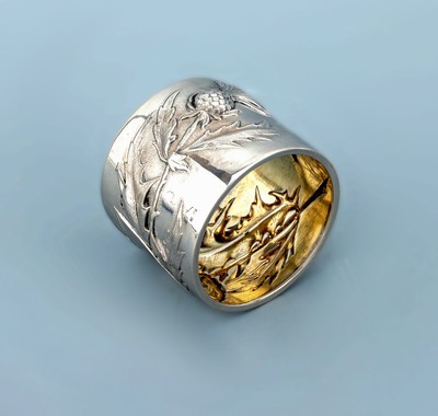 Serviettenring, deutsch um 1900, 800er Silber, innenvergoldet, Ilexdekor, Kartusche für Monogr. frei, D. ca. 4.5 cm, reiner Jugendstil