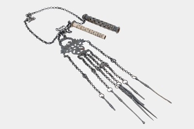Grooming set, China um 1900, Silber gepr., mittig Blumenkorb mit 6 Abhängungen mit Pflegewerkzeugen, Oberteil mit Duftbehälter (?), ...