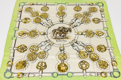HERMES Carree, 100 % Seide, Cuivreries, Entwurf Francoise de la Perriere, 1963, cremegrundig, Rand hellgrün, mittig Darst. einer Kutsche, ca. 88 x ...