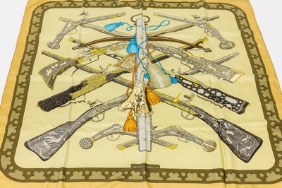 HERMES Carree Diane, 100 % Seide, Entwurf C. Vauzelles/J.Hallo 1972, in Erdtönen gehalten, Darst. versch. Waffen, handrolliert, 88 x 88 cm, Label ...