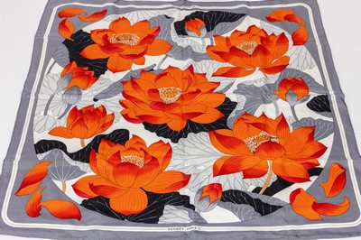 HERMES Carree Fleur de Lotus, 100 % Seide, Entwurf Christiane Vauzelles 1961, Lotusblütendekor in Creme, Rot, Schwarz und Grau, handrolliert, 88 x ...
