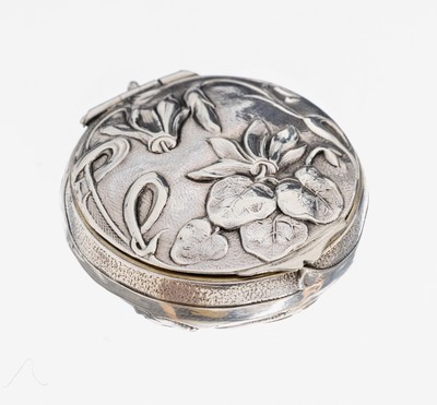 Jugendstil Pillendose, deutsch, um 1900, 800er Silber, innen verg., florales Dekor, Klappscharnier, Anhängeöse, D. ca. 3.5 cm