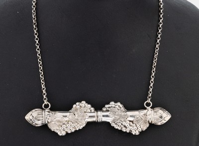 Nadelbehälter, deutsch Mitte 19.Jh., Silber, Weintrauben- und Weinlaubdekor, Enden mit Zapfenabschluss, L. ca. 10 cm, Tragekette