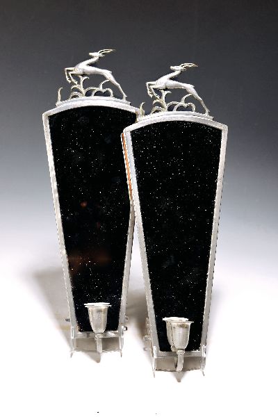 Paar Wandspiegel mit Kerzenleuchtern, Frankreich, um 1930, Art-Deco, Aluminium, Bekrönungen in Form von Rehen, H. je ca. 41cm