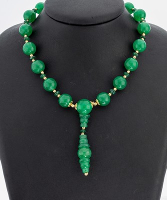 Achat-Collier mit 18 kt Gold Schließe, GG 750/000, grüne Achatkugeln, gefärbt, D. ca. 12-14 mm, bewegl. Abhängung, Schließe durchbrochen, L. ...