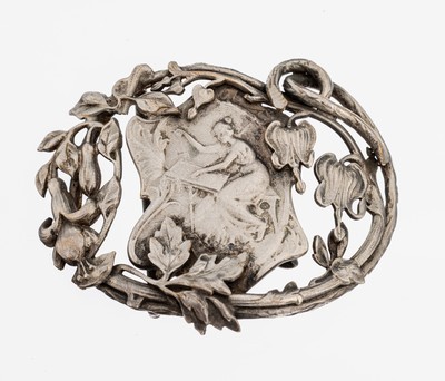Jugendstil Gürtelschließe, Frankreich um 1900, Metall versilbert, Präsentation einer stickenden Dame, abstr.-florale Umrahmung, B. ca. 7 cm, ...