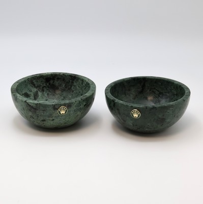 ROLEX 2 Schälchen aus grünem Marmor, Schweiz, M. jeweils ca. 4 x 10 cm, Gew. zusammen ca. 651g, in gebrauchsfähigem Zustand