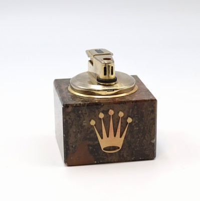 ROLEX Tischfeuerzeug auf marmorierten Sockel, Schweiz, M. ca. 6,5 x 6 x 6 cm, Gew. ca. 381g, Funktion ungeprüft