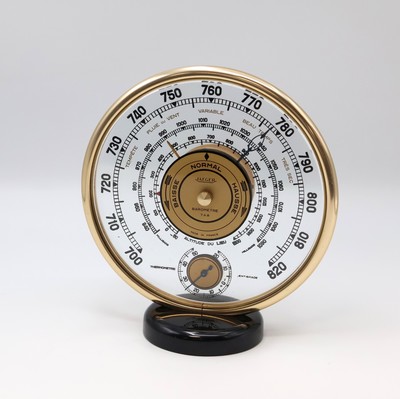 JAEGER Wetterstation mit Glaszifferblatt, Frankreich um 1940, blass-gold eloxierter Aluminium-Rahmen, beids. facett-vergl. Barometer- u. ...