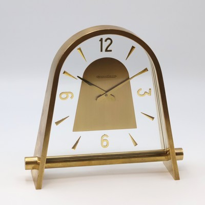 Jaeger-LeCoultre Tischuhr, Schweiz um 1965, Handaufzug, verg. Geh., Glas-Zifferbl. m. gold. Std.-Ind. u. arab. Zahlen, gold. Zeiger, Aufzug sowie ...