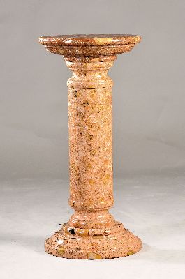 Säule aus versteinertem Holz, Fuß und Kapitell getreppt, H. ca. 71cm, D. ca. 33cm, EZ 2