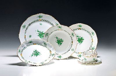 Serviceteile Apponyi grün, Herend, Ungarn, Porzellan, Goldstaffage, 11 Speiseteller D. 26 cm, 10 Suppenteller 25 cm, flache Schüssel D. 25,5 cm, 2 ...