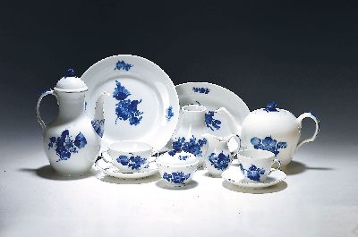 Tafelservice, Blaue Blume, Royal Copenhagen, Porzellan, 6 Kaffee- und 6 Teetassen mit insgesamt 6 UT, Kaffeekanne, Teekanne, Sahnegießer und ...