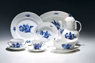 Tafelservice Blaue Blume, Royal Copenhagen, Porzellan, 8 Kaffeetassen mit UT, Kaffeekanne, 9 Kuchenteller D. 19 cm, 6 Suppentassen mit UT, 9 ...