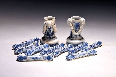 9 Messerbänkchen und ein Paar Leuchter, Meissen, 1. Hälfte 20.Jh., Zwiebelmuster, Porzellan, Leuchterpaar Pfeifferzeit H. 8,5 cm, Messerbänkchen ...