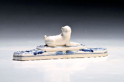 Briefbeschwerer mit Mops, Meissen, Knaufzeit, Zwiebelmuster, Porzellan, restauriert, L. 19cm
