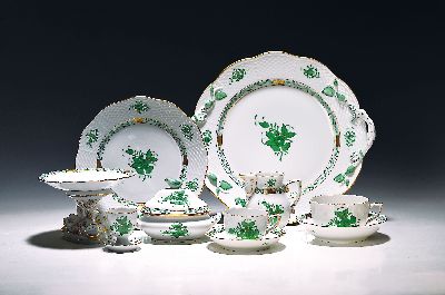 Kaffee- und Teeservice Apponyi grün, Herend, Ungarn, Porzellan, Goldstaffage, 12 Kuchenteller D. 21cm, 15 Teetassen mit UT, 6 Eierbecher, Zuckerdose ...