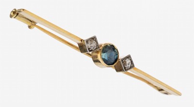 14 kt Gold Saphir-Diamant-Brosche, um 1900, GG 585/000, rundfacett. Saphir ca. 0.45 ct, 2 Altschliffdiamanten zus. ca. 0.14 ct Weiß/p, L. ca. 5 cm, ...