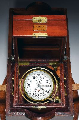 Marine Chronometer, Poljot, Russland, Nr. 18896, dreiteiliges Holzgehäuse mit Messingbeschlägen, lederner Tragegurt, kardanische Aufhängung, ...
