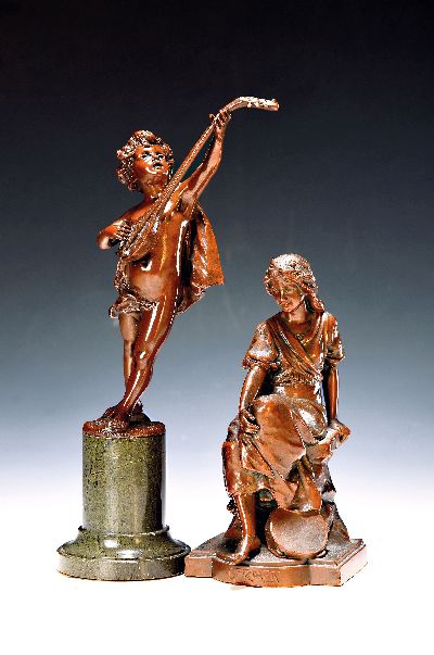 Zwei Bronzeskulpturen, Frankreich, 20.Jh., Carmen aus der gleichnamigen Oper von Bizet, signiert Pardoli, H. 18 cm; Putto mit Mandoline, auf ...