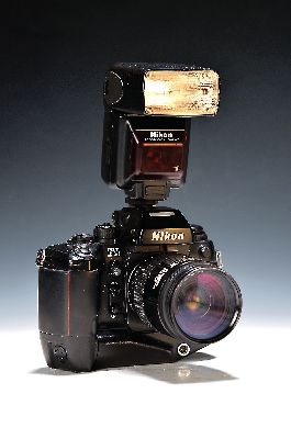 Nikon F4s, Seriennr. 2130282, mit MB 21, Objektiv Nikkor 28-85mm 1:3.5-4.5 und SB-24; Sucher LCD leicht defekt; Tasche, Gebrauchsspuren