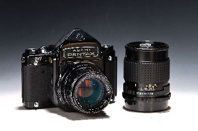 Asahi Pentax 6x7 mit zwei Objektiven: SMC Takumar 105mm 1:2.5 und SMC Pentax 67 165mm 1:2.8; dazu: Helicoid Extension Tube, und Lichtschacht