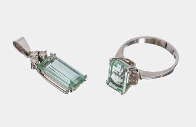 14 kt Gold Topas-Diamant-Schmuckset, WG 585/000, best. aus: 1 Ring, RW 49, und 1 Anhänger, 2 Topas-Baguettes (beh.) zus. ca. 6.0 ct, 3 Brillanten ...