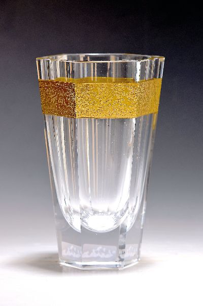 Glasvase, Moser, Karlsbad, farbloses Glas, umlaufender Goldfries im Relief, min. best., H. 22 cm, Ätzsignatur