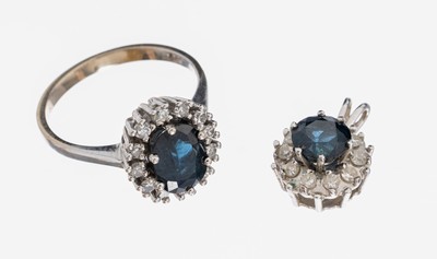 14 kt Gold Saphir-Diamant-Konvolut, WG 585/000, best. aus: 1 Ring, RW 49, und 1 Anhänger, rund- und ovalfacett. Saphire zus. ca. 3.0 ct, 22 ...