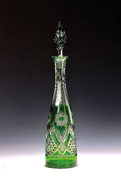 Dekanter bzw. Karaffe, böhmisch, Anfang 20.Jh., farbloses Glas, grün überfangen, geschliffen und geschnitten, mit Stopfen (Spite best.), H. 44 cm