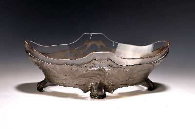 Jardiniere, Osiris Metallwarenfabrik, Walter Scherf, Nürnberg, um 1905, Zinn, mit Glaseinsatz, maritimer Reliefdekor, ein Standfußpaar aus Fischen ...
