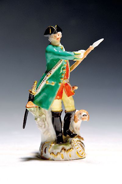 Porzellanfigur, Meissen, 20. Jh., Jäger mit Lanze und Hund, bunt bemalt, Goldstaffage, H. ca. 14cm