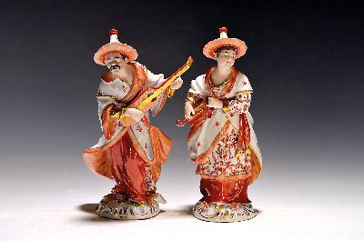 Malabar und Malabarin, Volkstedt, 20. Jh., Porzellan, reich bemalt vorwiegend in Rot, 1 Daumen fehlt, Goldstaffage, H. ca. 20cm