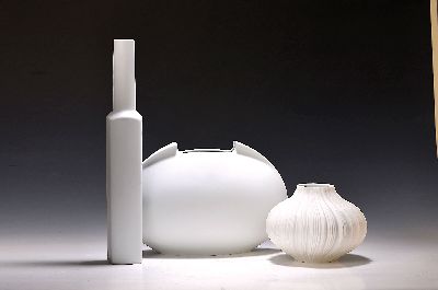 3 Ziervasen, Rosenthal Studio Line, Weißporzellan, "Zwiebelvase" Entw. Martin Freyer H. 16 cm, hohe Flaschenvase, H. 45 cm, Vase ...
