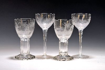 7 Weißwein- und 5 Rotweingläser, deutsch, um 1900, farbloses Glas, Kuppa geschliffen mit versch. Tieren im Wald, Rotweingläser mit Säulenfuß, H. ...
