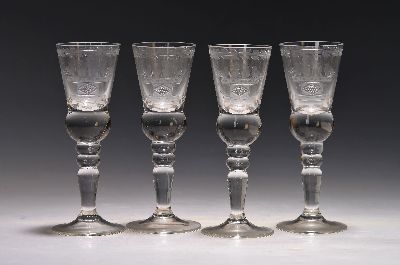 10 Likörgläser in barocker Manier, wohl Holland, Ende 19. Jh., farbloses Glas, geätzter Dekor, H. 16,5 cm